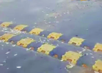 रस्त्यावर गतिरोधक बसविण्याची मागणी