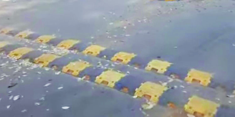 रस्त्यावर गतिरोधक बसविण्याची मागणी