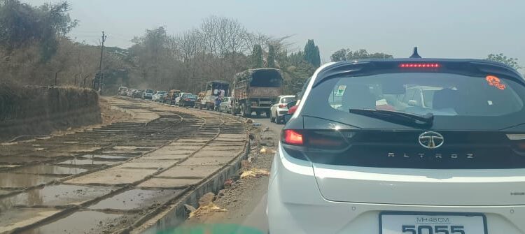 कर्जत-चौक रस्त्यावर प्रशासनाचे दुर्लक्ष