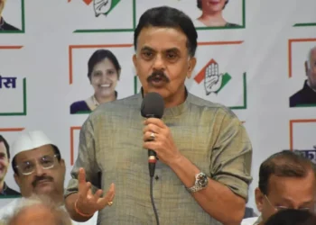 संजय निरुपमांवर शिस्तभंगाची कारवाई