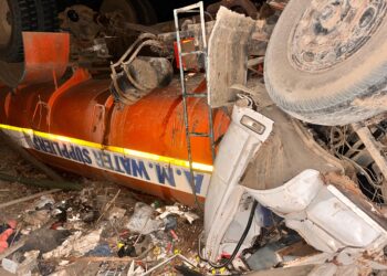 सातीर्जे पुलावरून पाण्याचा टँकर कोसळला; चालक ठार, एकजण गंभीर