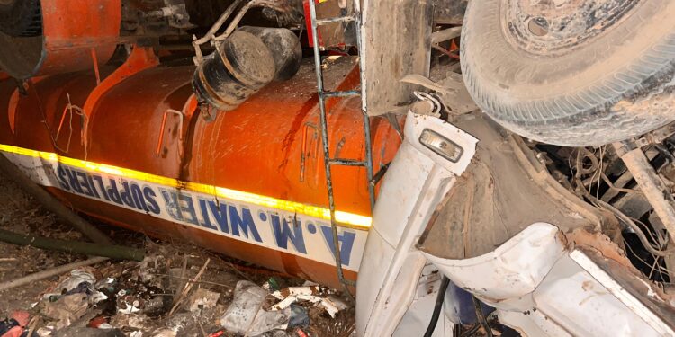 सातीर्जे पुलावरून पाण्याचा टँकर कोसळला; चालक ठार, एकजण गंभीर