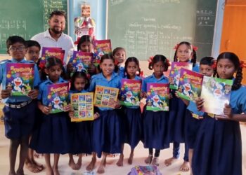 विद्यार्थ्यांना शैक्षणिक साहित्य वाटप
