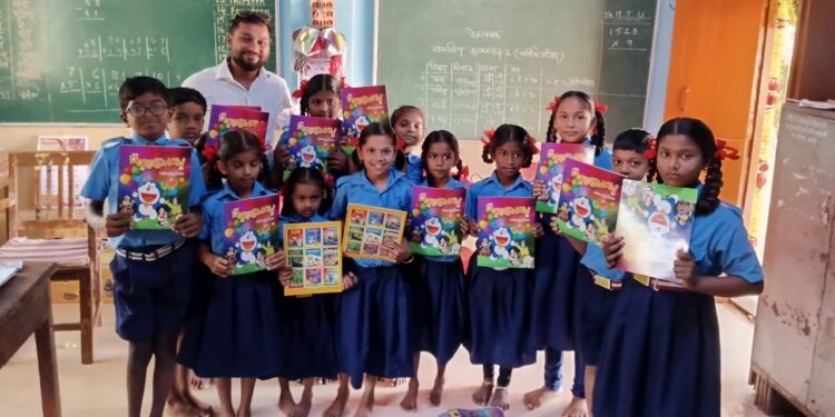 विद्यार्थ्यांना शैक्षणिक साहित्य वाटप