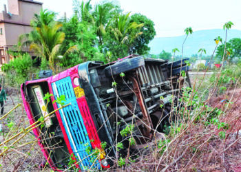 मिरज-श्रीवर्धन बसला गोंडघर जवळ अपघात