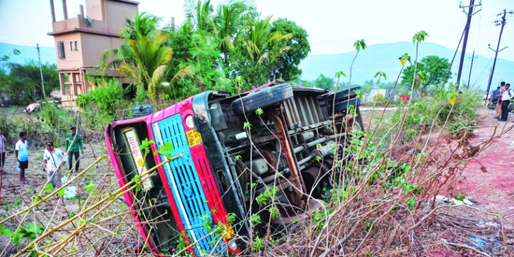 मिरज-श्रीवर्धन बसला गोंडघर जवळ अपघात