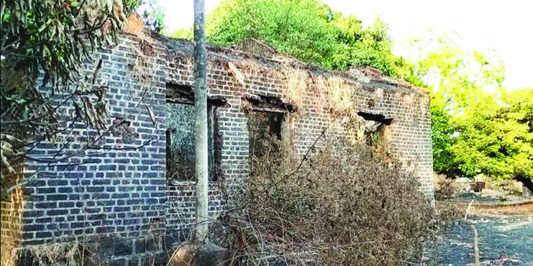 लघु पाटबंधारे चौकी बनली मद्यपींचा अड्डा