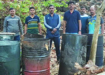 निवी जंगलात हातभट्टीवर छापा