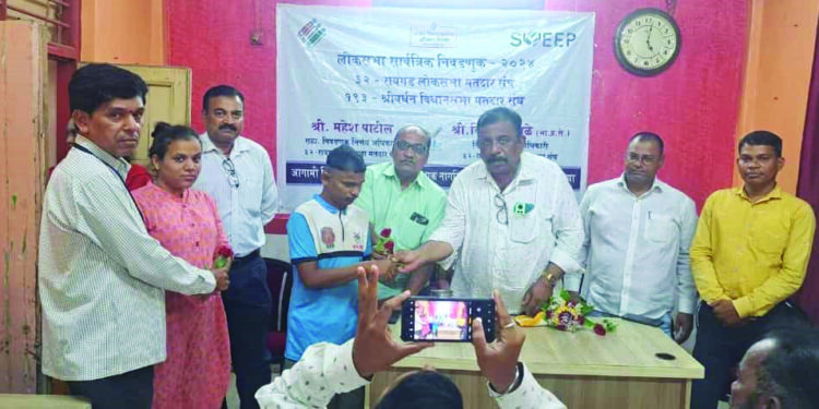 दिव्यांगानी मतदान करुन लोकशाही बळकट करावी: शिवाजी पाटील