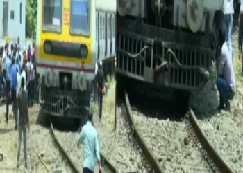 सीएसएमटीजवळ लोकलचा डबा घसरला; प्रवाशांमध्ये भीतीचे वातावरण