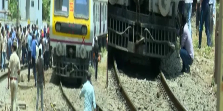 सीएसएमटीजवळ लोकलचा डबा घसरला; प्रवाशांमध्ये भीतीचे वातावरण