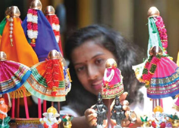 रंगीबेरंगी गुढयांनी बाजारपेठा सजल्या