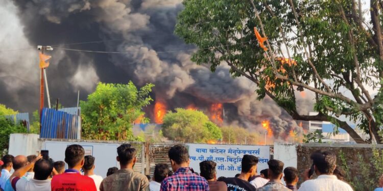 वानिवली येथील कारखान्यास भीषण आग