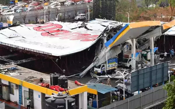 घाटकोपर होर्डिंग दुर्घटना; 14 जणांचा दुर्दैवी मुत्यू