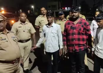 वाहनांची तोडफोड करणाऱ्यांची थेट रस्त्यावर वरात