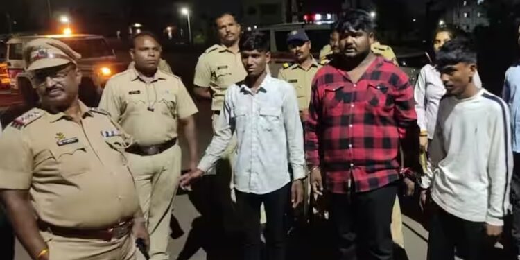 वाहनांची तोडफोड करणाऱ्यांची थेट रस्त्यावर वरात