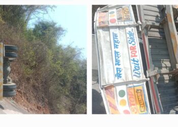 सिमेंटने भरलेल्या ट्रकचा अपघात; चालक सुखरूप