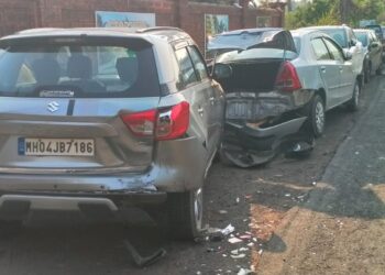 मुरुड-मुंबई रस्त्यावर पर्यटकांच्या चार गाड्यांचा विचित्र अपघात