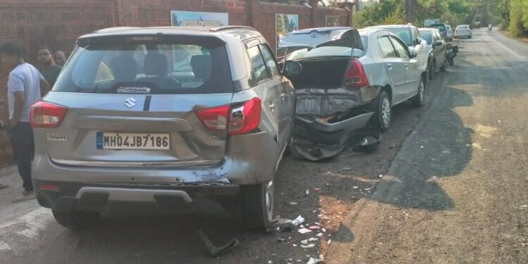 मुरुड-मुंबई रस्त्यावर पर्यटकांच्या चार गाड्यांचा विचित्र अपघात