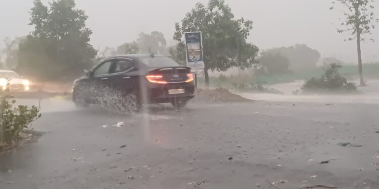 कर्जत तालुक्यात वादळी वार्‍यासह पाऊस आणि गारपीट