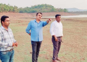 उमटे धरणातील गाळ काढण्याच्या संघर्षाला यश