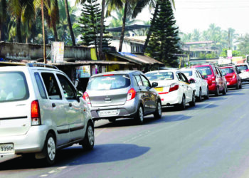 पर्यटक अडकले वाहतूक कोंडीत