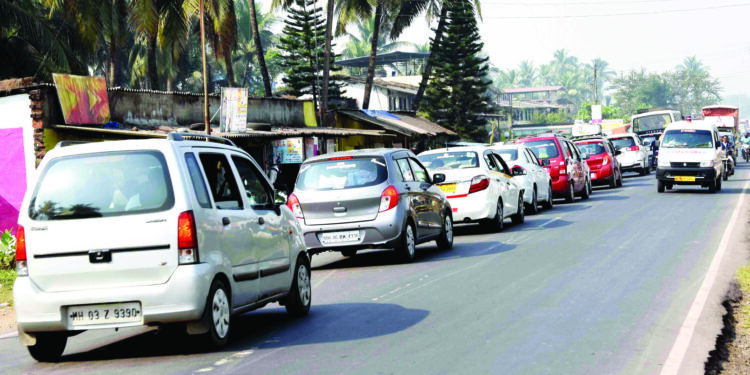 पर्यटक अडकले वाहतूक कोंडीत