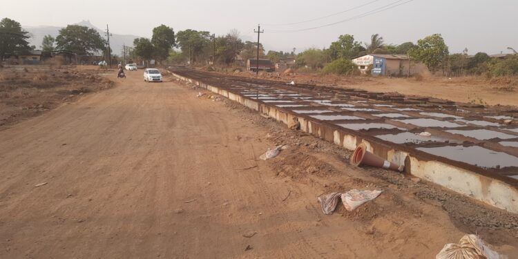 पर्यायी रस्त्यावर धुळीचे साम्राज्य