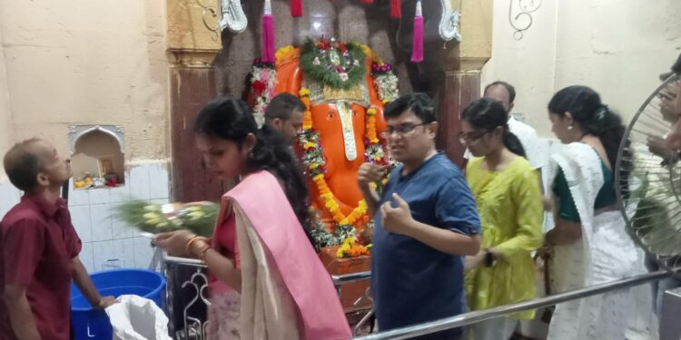 महागणपतीच्या दर्शनासाठी रांगा