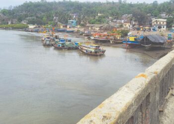 नौकांची मासेमारी बंद