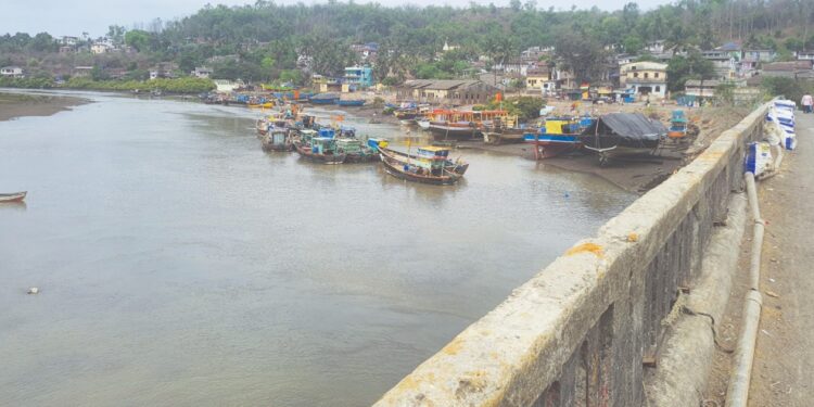 नौकांची मासेमारी बंद