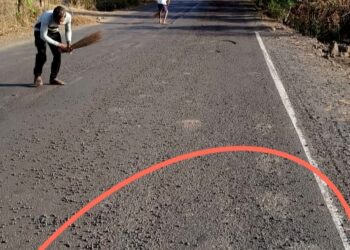 रस्त्यावर पडलेली खडी साफ; अपघाताचा धोका टळला