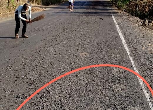 रस्त्यावर पडलेली खडी साफ; अपघाताचा धोका टळला
