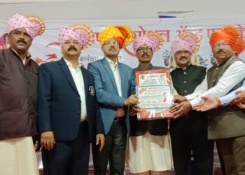 नरेश विचारे यांना ‘महाराष्ट्ररत्न’