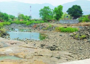 सोलनपाडा पाझर तलाव आटले