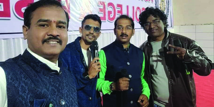 स्थानिक कलाकारांना, सूत्रसंचालकांना सुगीचे दिवस