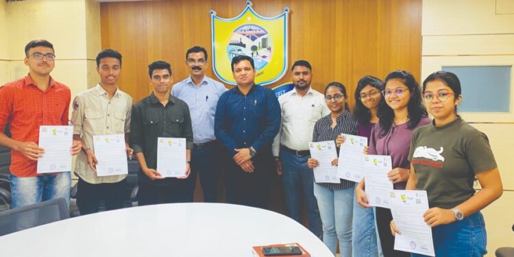 विद्यार्थ्यांना ट्युलिप इंटर्नशिप पत्राचे वाटप