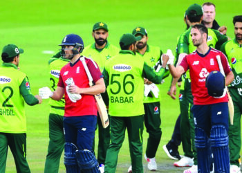 आयर्लंड नंतर आता इंग्लंडने अस्मान दाखवले