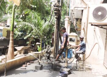 बोरिंग मारुन पाण्याची समस्या सोडवणार