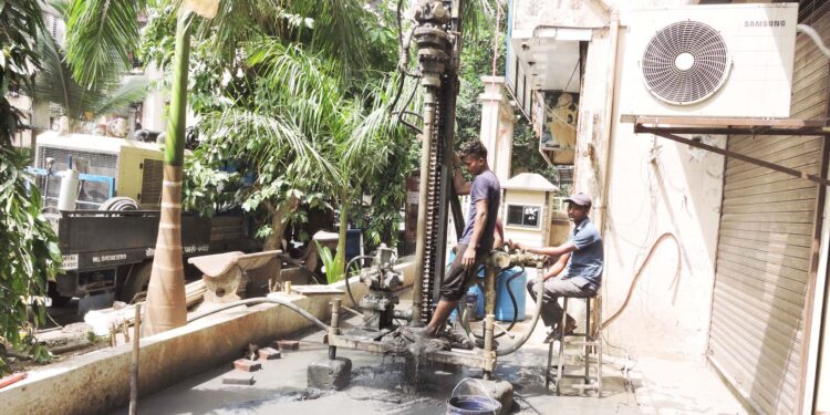 बोरिंग मारुन पाण्याची समस्या सोडवणार