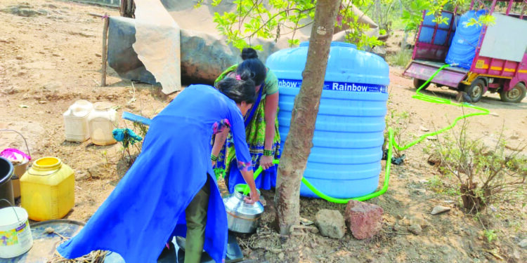 खोंडकोल आदिवासी वाडीतील ग्रामस्थ तहानलेले