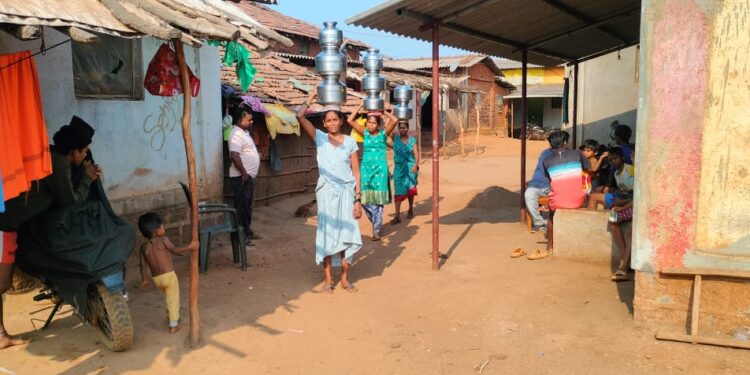 पाण्यावाचून आदिवासींची तडफड; सर्वत्र संतापाचे वातावरण