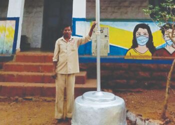 माथेरानमध्ये स्वच्छता कर्मचारी यांच्याकडून ध्वजारोहण