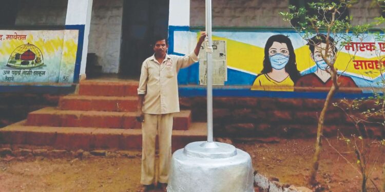 माथेरानमध्ये स्वच्छता कर्मचारी यांच्याकडून ध्वजारोहण