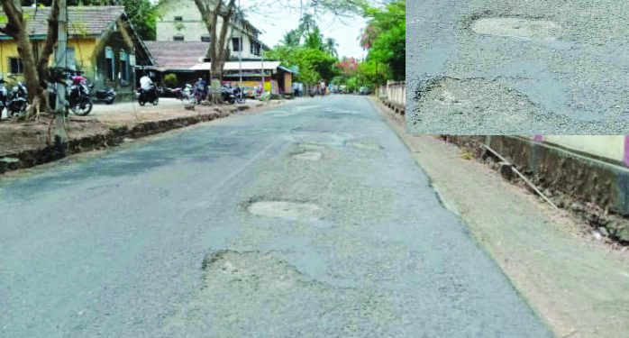मुरुडचा रस्ता खड्ड्यात