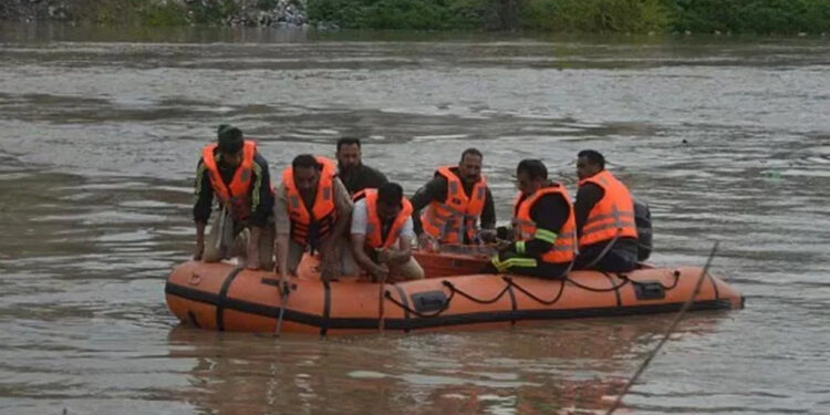 मोठी बातमी! शोधकार्यादरम्यान एसडीआरएफची बोट उलटण्याची दुर्घटना; तिघांचा दुर्दैवी मृत्यू