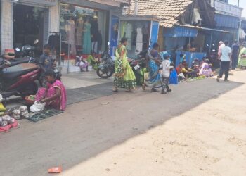 विक्रेत्या महिलांचा रस्त्यावर ठिय्या