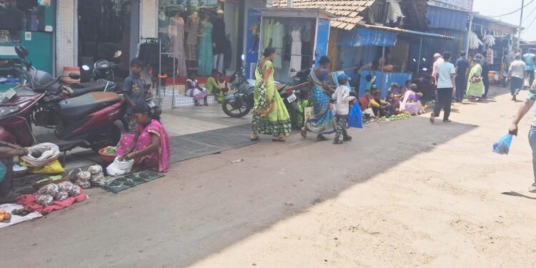 विक्रेत्या महिलांचा रस्त्यावर ठिय्या