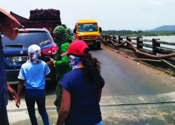 साळाव पुलावर वाहतूक कोंडी