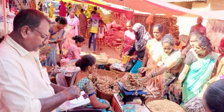 पावसाळ्यापूर्वीच्या बेगमीसाठी महिलांची धावपळ